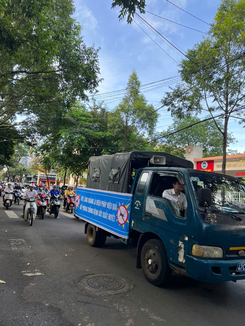 Uỷ ban nhân dân phường Thắng Lợi đã tổ chức lễ phát động ra quân vệ sinh môi trường năm 2024, với khẩu hiệu "Không có lăng quăng, không có bọ gậy, không có Sốt xuất huyết".